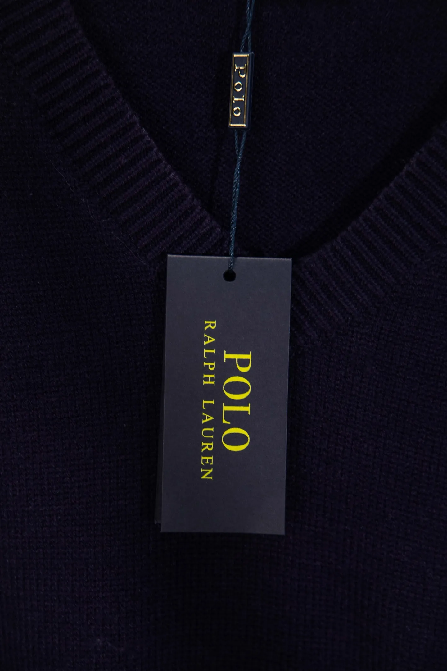 P210 Style number: Y197 Ralph Lauren men's crew neck sweater men's hemp flower original collar sweater. The version is really good-looking. It can be worn alone or as a jacket to be worn inside or outside. The upper body shows personal fashion charm. Four colors are available. The same style for men and women. A must-see item for new summer products. Tag, hanging grain, washed, packaging bag, full set of accessories. Very good appearance. Super exquisite workmanship. Size: S-XL